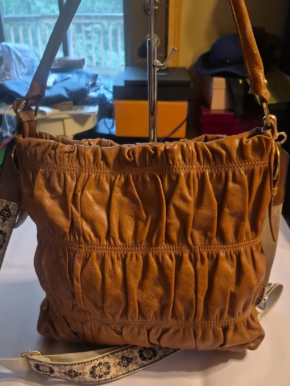 Mido Mido Tan Gathered Shoulder Bag - Picture 4 of 14